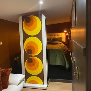 Studio Lit Queen-Size